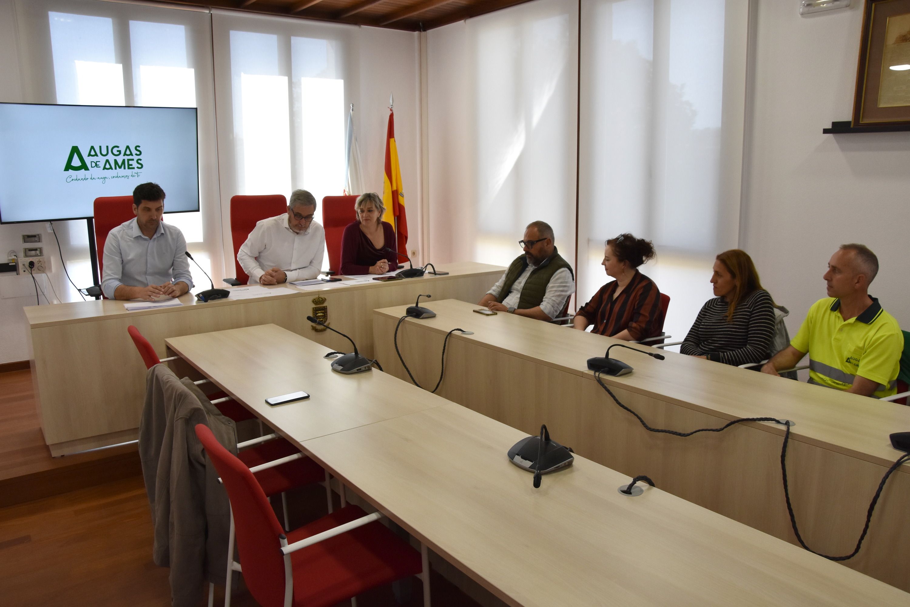 O salón de plenos da Casa do Concello acolleu o pasado 8 de abril a presentación do slogan que vai acompañar ao logotipo de Augas de Ames EPEL nesta nova etapa do ciclo integral da auga do Concello de Ames, toda vez que se fixo unha grande aposta pola municipalización deste servizo. O alcalde de Ames e presidente da entidade pública, Blas García, fixo unha valoración sobre este primeiro ano de funcionamento da EPEL, destacando os 340.000 euros de investimento en obras e melloras.