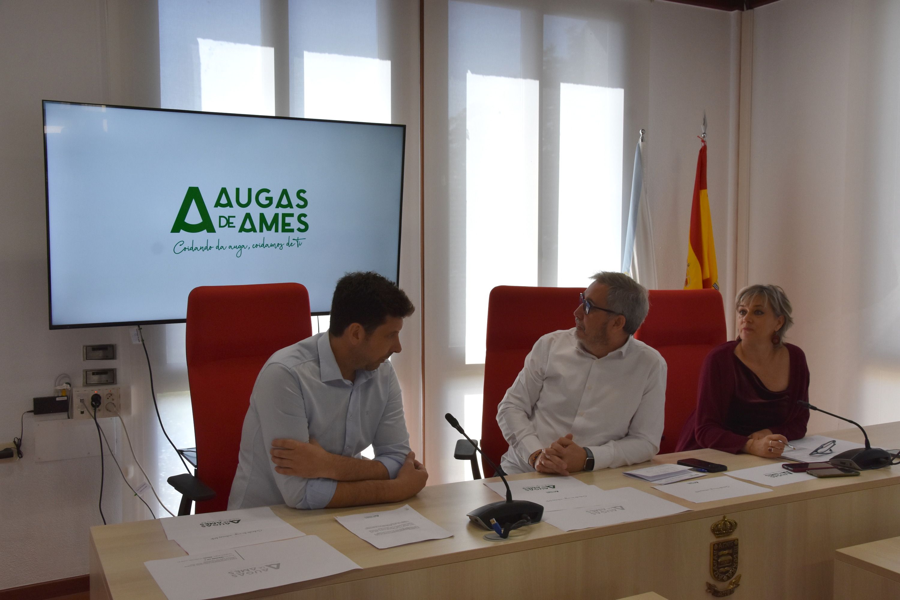 O salón de plenos da Casa do Concello acolleu o pasado 8 de abril a presentación do slogan que vai acompañar ao logotipo de Augas de Ames EPEL nesta nova etapa do ciclo integral da auga do Concello de Ames, toda vez que se fixo unha grande aposta pola municipalización deste servizo. O alcalde de Ames e presidente da entidade pública, Blas García, fixo unha valoración sobre este primeiro ano de funcionamento da EPEL, destacando os 340.000 euros de investimento en obras e melloras.